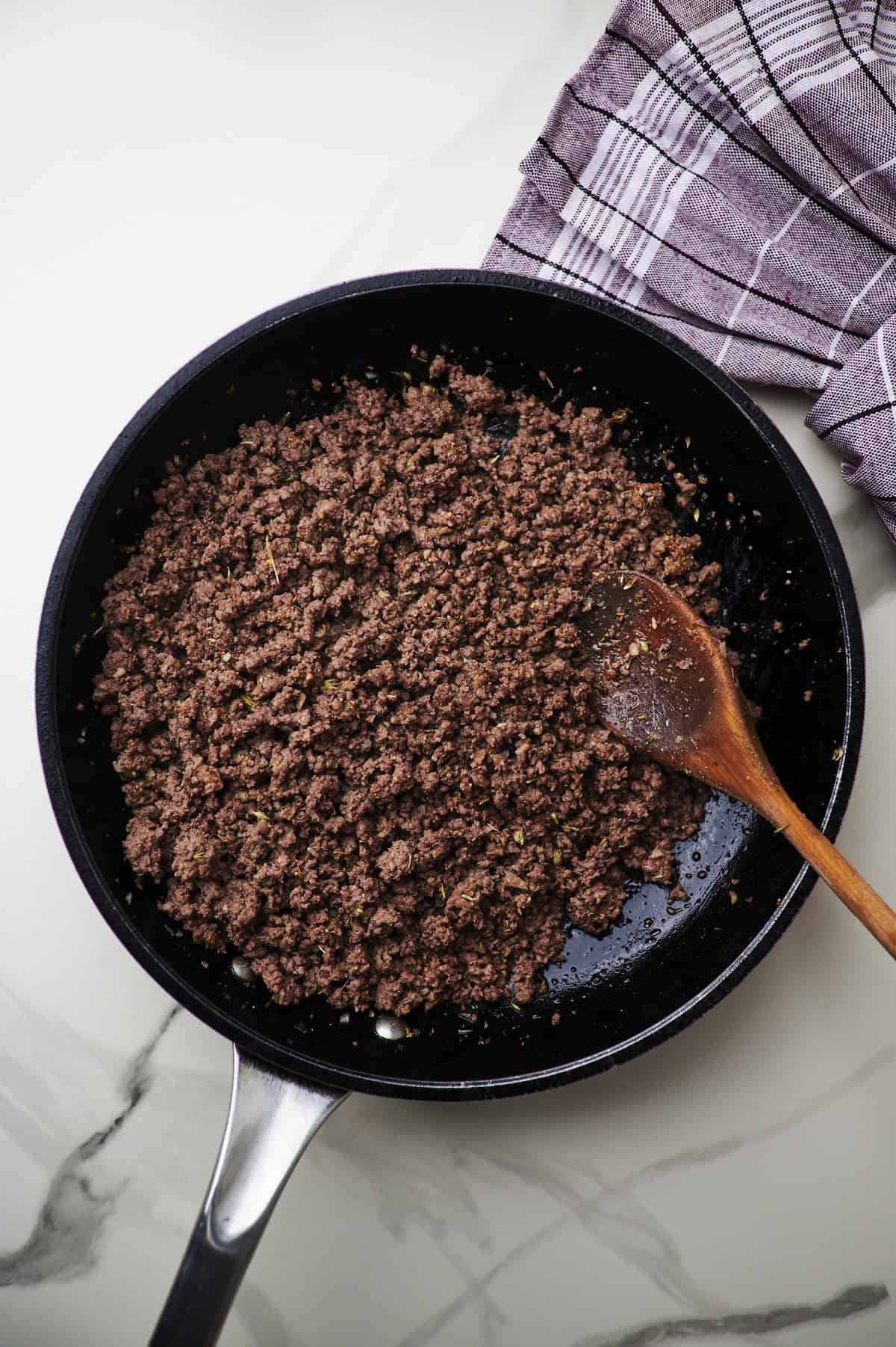 Browned ground beef and garlic in a large sauté pan